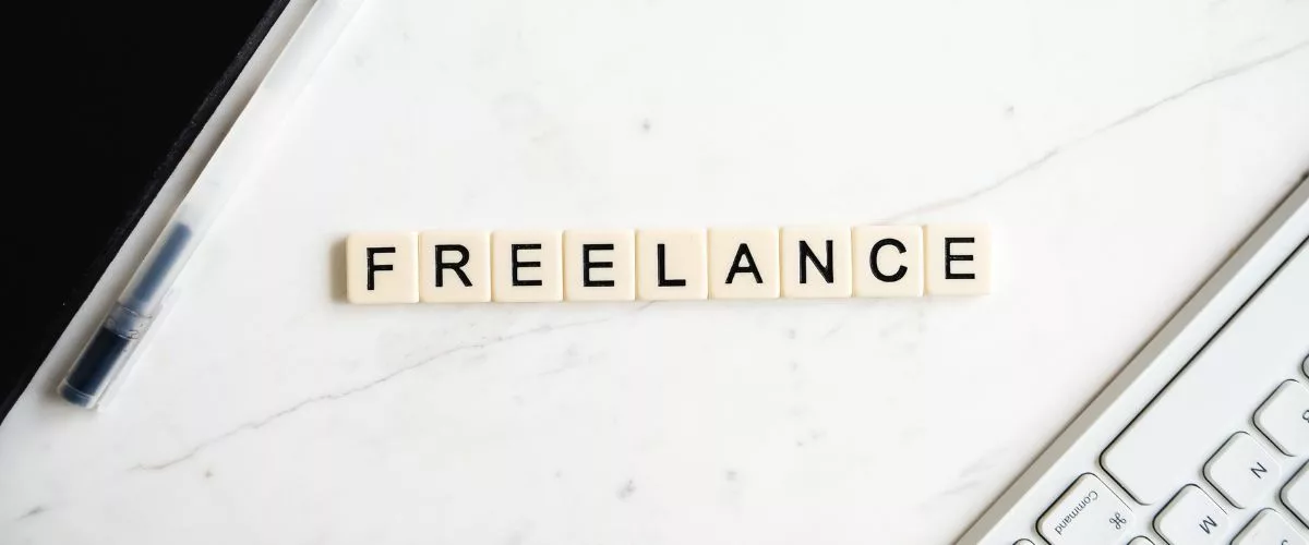 Bureau de freelance organisé symbolisant la clarté mentale et la structure de communication.